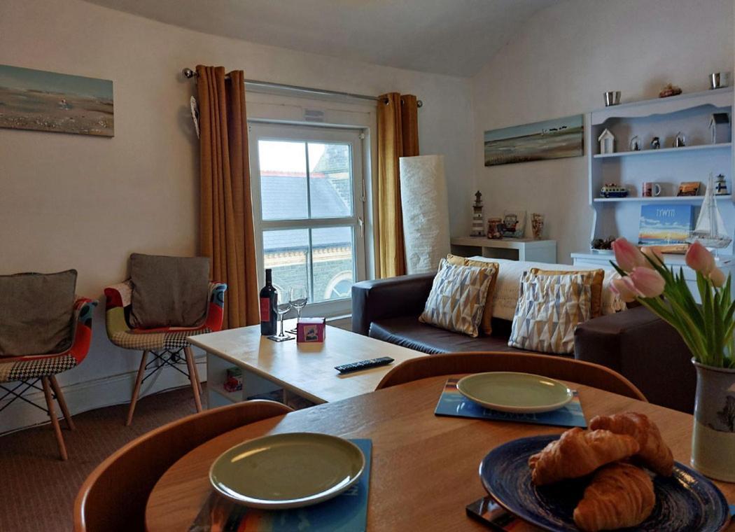 Salt Marsh Apartment Tywyn Exterior photo